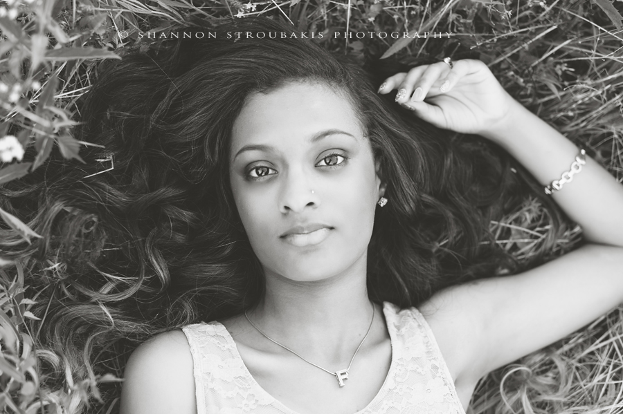 senior-pictures-in-a-field