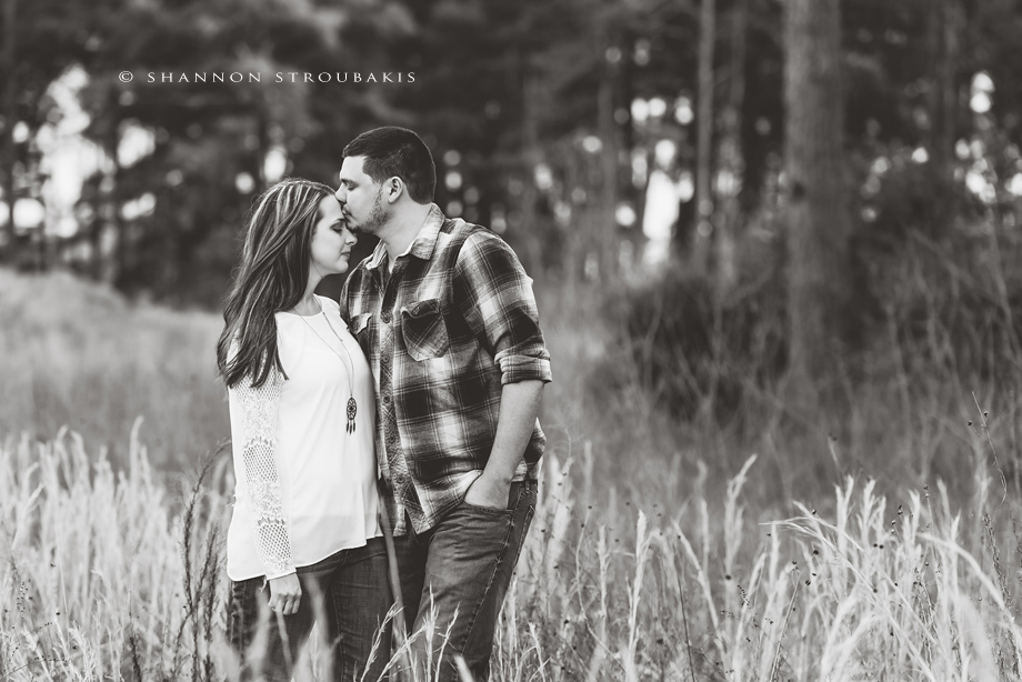 OUTDOOR-ENGAGEMENT-PICTURES-THE-WOODLANDS