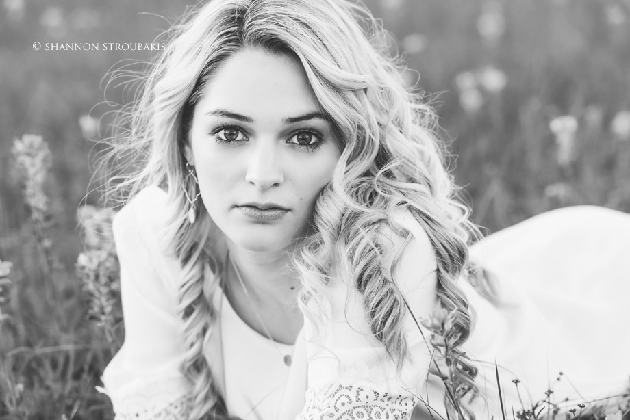 senior-pictures-in-a-field-flowers
