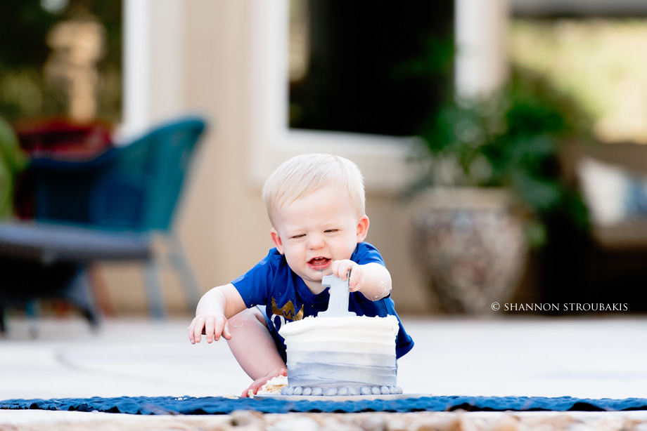 pictures for first birthday session with props in the woodlands for children