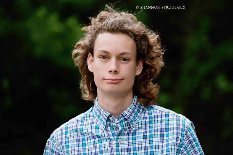a mini session outdoors for senior boys in the woodlands in a park