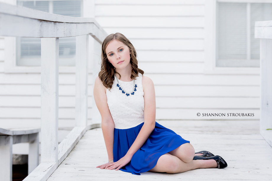a high school senior photography session in the grass in the woodlands